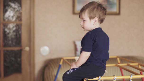 Niño en escaleras de gimnasia — Vídeo de stock