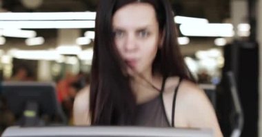 Bir koşu bandı üzerinde güzel kız