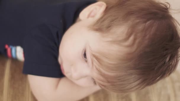 Menino assistindo um vídeo no sofá — Vídeo de Stock