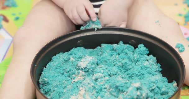 Мальчик играет с кинетическим песком — стоковое видео