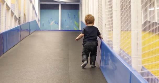 Maman et bébé sur les tubes — Video