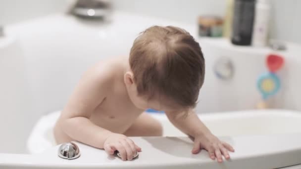 Boy in the bathroom — Stock Video