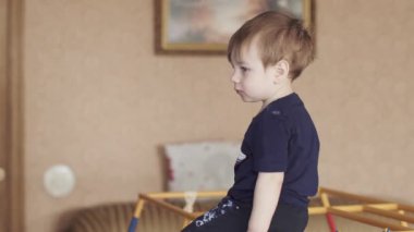 Çocuk jimnastik merdivenlerinde.