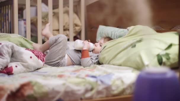 Humidificador en el dormitorio — Vídeo de stock