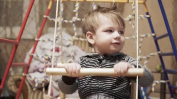 Los niños oscilan en la habitación — Vídeo de stock