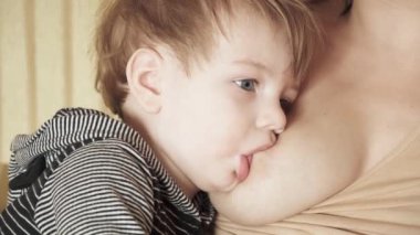 İki yaşındaki çocuk süt içer.