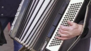 Yaşlı adam gayda çalıyor.