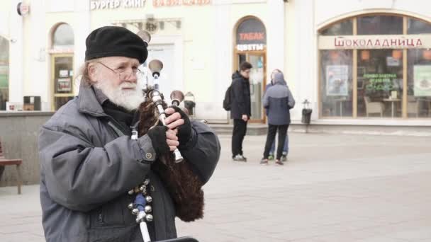 Starszy mężczyzna gra na dudach. — Wideo stockowe