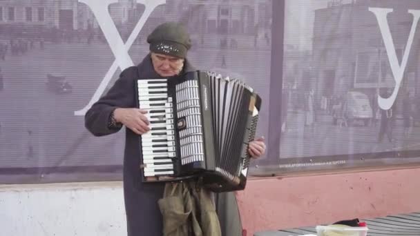 Elderly man plays bagpipes — Stock Video