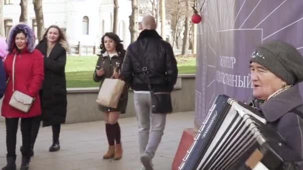 Un homme âgé joue de la cornemuse — Video