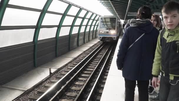 Прибытие метро на Горчакову — стоковое видео