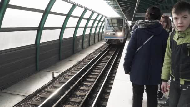 Llegada del metro a Gorchakova — Vídeos de Stock