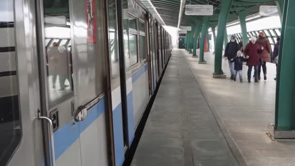Felszálló utasok Gorchakovában. — Stock videók