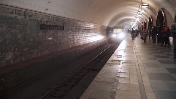 Estación de metro Ploshchad Revolyutsii — Vídeo de stock