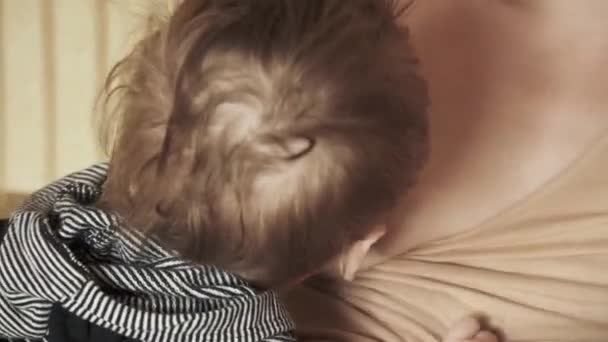 İki yaşındaki çocuk süt içer. — Stok video