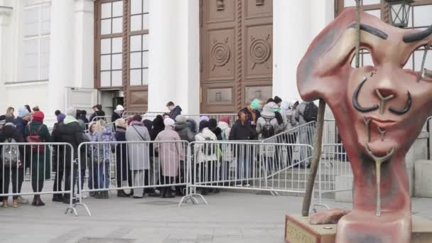 The queue for the exhibition Salvador Dali. Magical art in the Central Exhibition Hall Manege — Stock Video