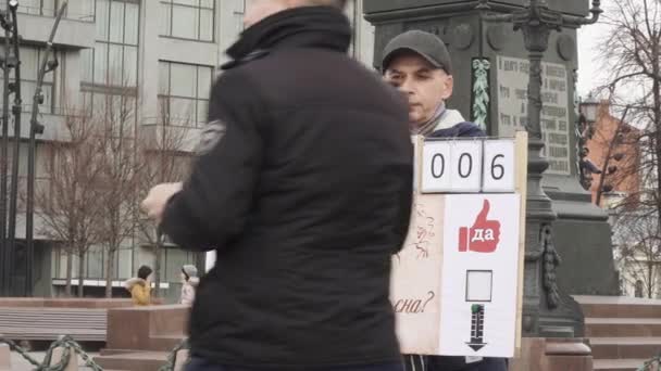 Einzelne Streikposten am Puschkin-Denkmal — Stockvideo