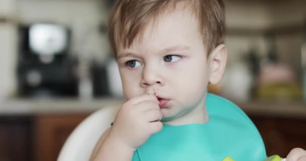 Menino bebe de um bebedor — Vídeo de Stock