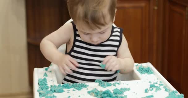 Boy plays with kinetic sand — Stock Video