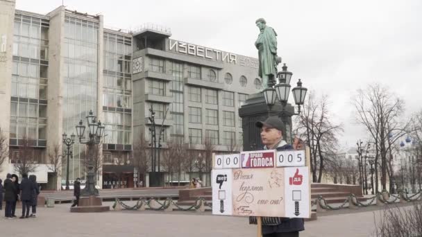 Einzelne Streikposten am Puschkin-Denkmal — Stockvideo