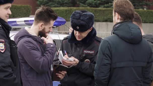 Die Polizei nimmt Passdaten eines Teilnehmers einer einzigen Mahnwache auf dem Roten Platz entgegen — Stockvideo