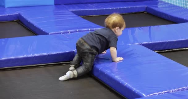 Menino em um trampolim — Vídeo de Stock