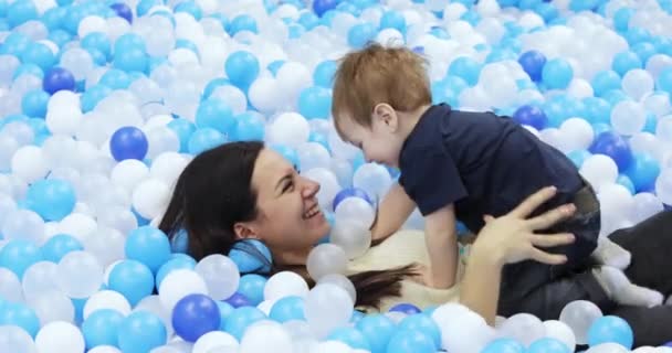 Baby boy with mom in the pool — Stok video