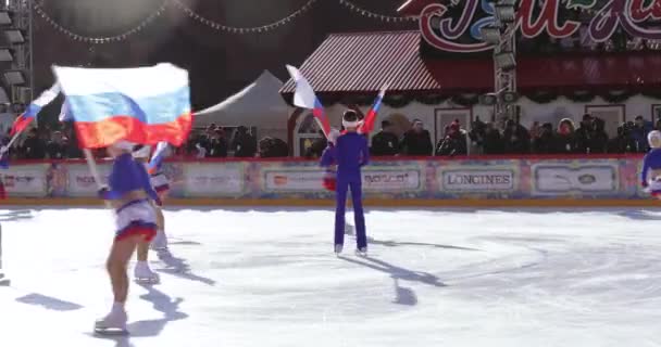 Patinaje artístico con la bandera de Rusia en la pista de hielo en la Plaza Roja — Vídeos de Stock