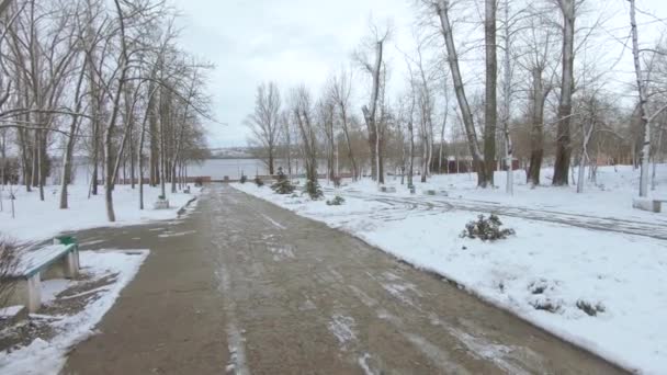 Callejón cubierto de nieve en la parte antigua de la urbanización Pridneprovsk — Vídeos de Stock