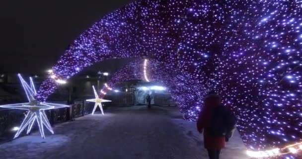 Neujahrsbeleuchtung in der Nähe der Kathedrale von Christus dem Erlöser — Stockvideo