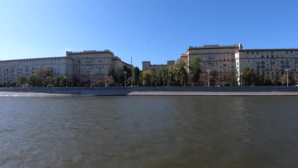 Uitzicht op de Frunze Embankment — Stockvideo