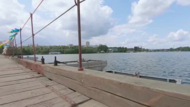 Pantone köprüsü nehrin üzerinde