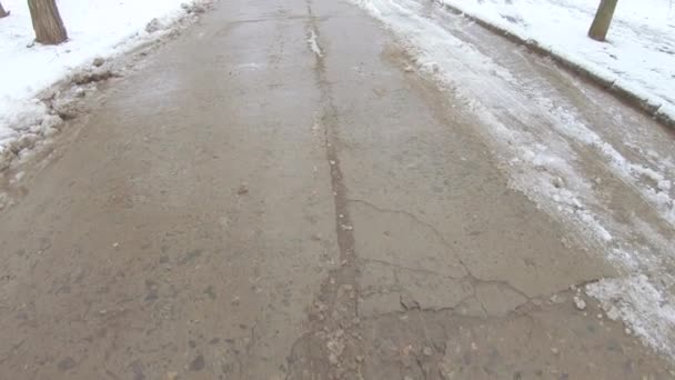 Старая бетонная дорога и снег — стоковое видео