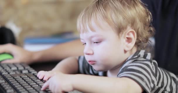 Chłopiec naciska klawisze. — Wideo stockowe