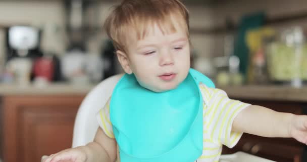 Bébé garçon est vilain et tousse — Video