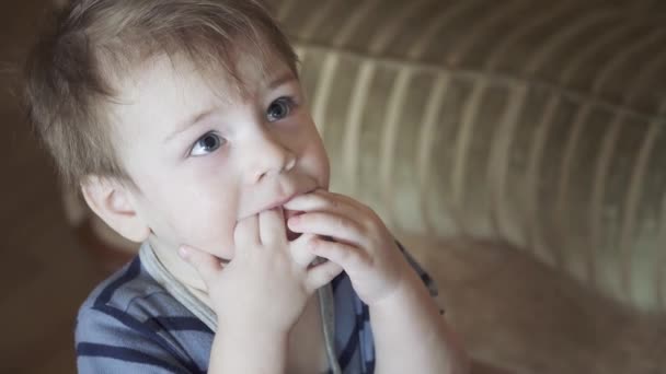 Jongen vangt een zeepbel — Stockvideo