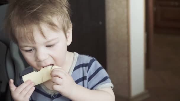 Niño bailando en la habitación — Vídeos de Stock