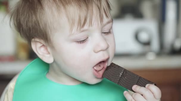 Jongen eet hematogeen — Stockvideo