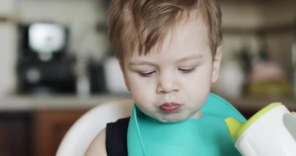 Niño bebe de un bebedor — Vídeo de stock