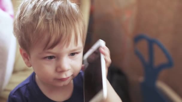 Barn pojke talar på smartphone — Stockvideo