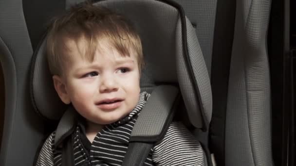 Kinderzitje in auto en stout — Stockvideo