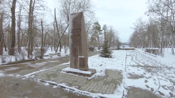 Monumento às vítimas de Chernobyl no décimo oitavo aniversário da tragédia no antigo parque da propriedade imobiliária de Pridneprovsk, na cidade de Dnipro — Vídeo de Stock