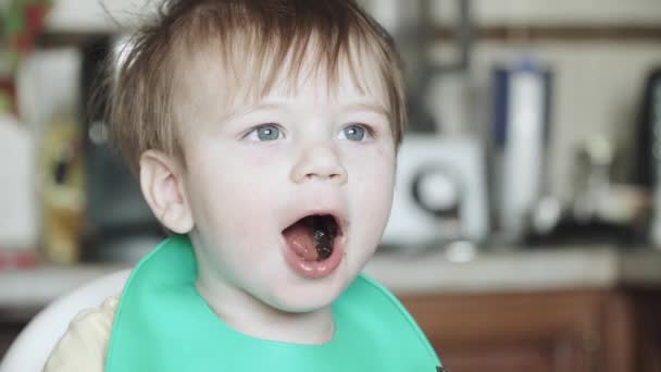 Boy eats hematogen — Stock Video