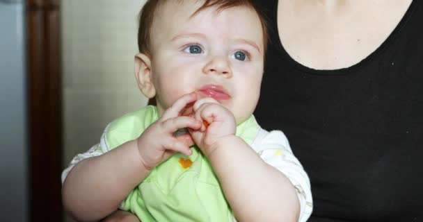ニンジンを食べる赤ん坊 — ストック動画