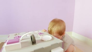 Bebek meşgul küple oynuyor