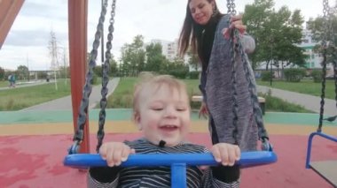 bir salıncak üzerinde erkek bebek