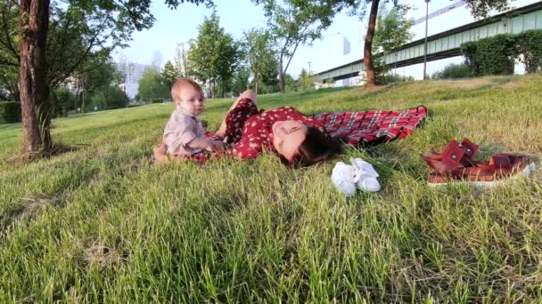 Mutter mit Kind beim Picknick — Stockvideo