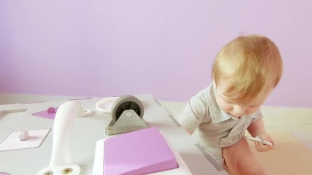 Bebé juega con cubo ocupado — Vídeos de Stock