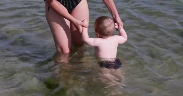 Ausbildung im Schwimmen auf See — Stockvideo