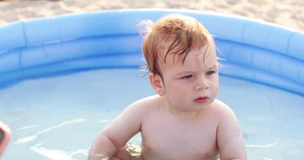 Boy flops in the pool — Stock Video